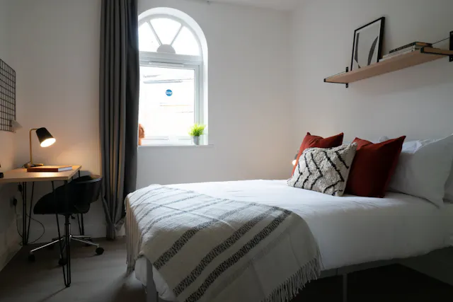 4 Bed Apartment room image 1