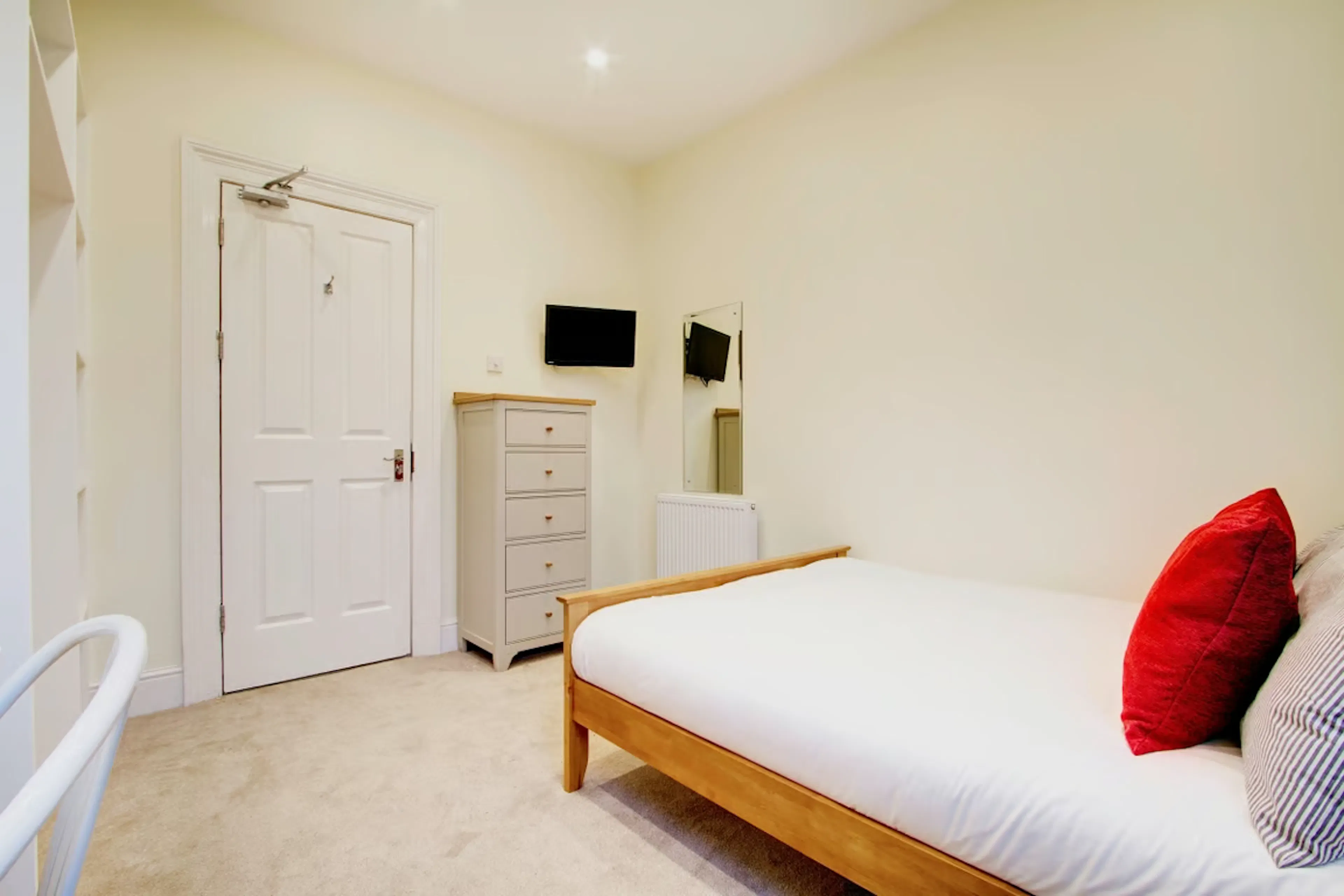 8 bedroom apartment ROOM 2