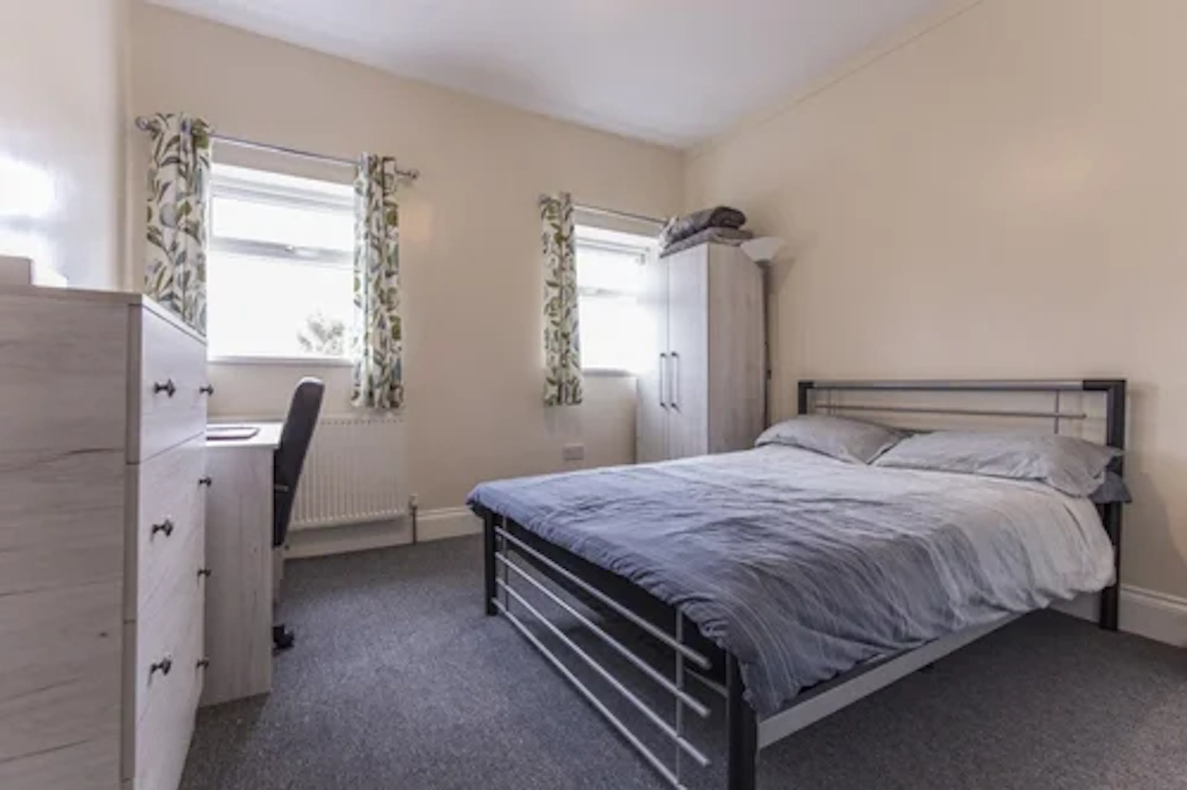 5 Bedroom Apartment ROOM 3
