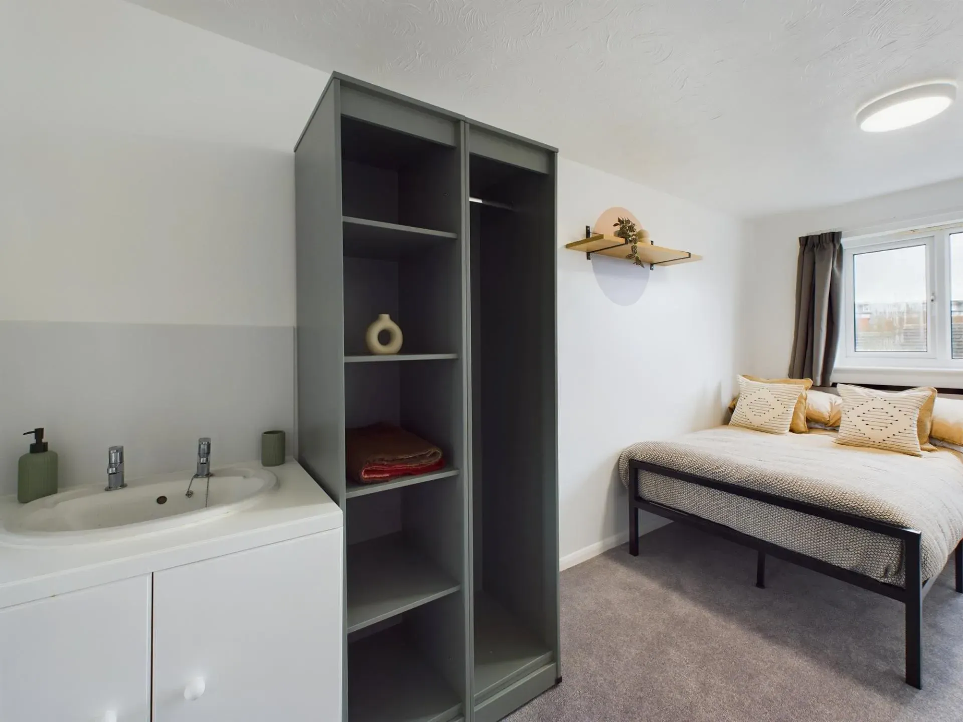6 Bedroom Apartment ROOM 3