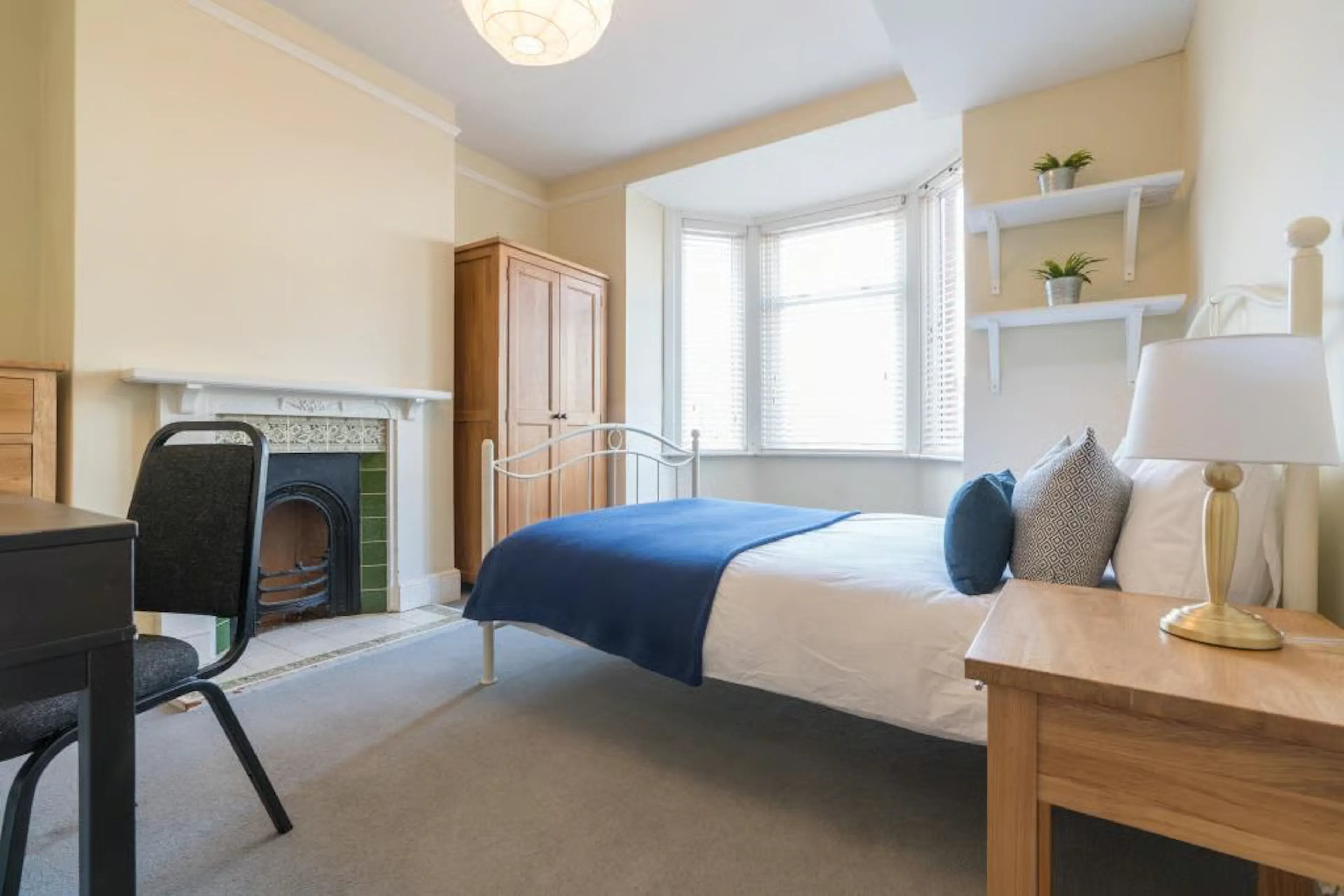 5 Bedroom Apartment ROOM 2
