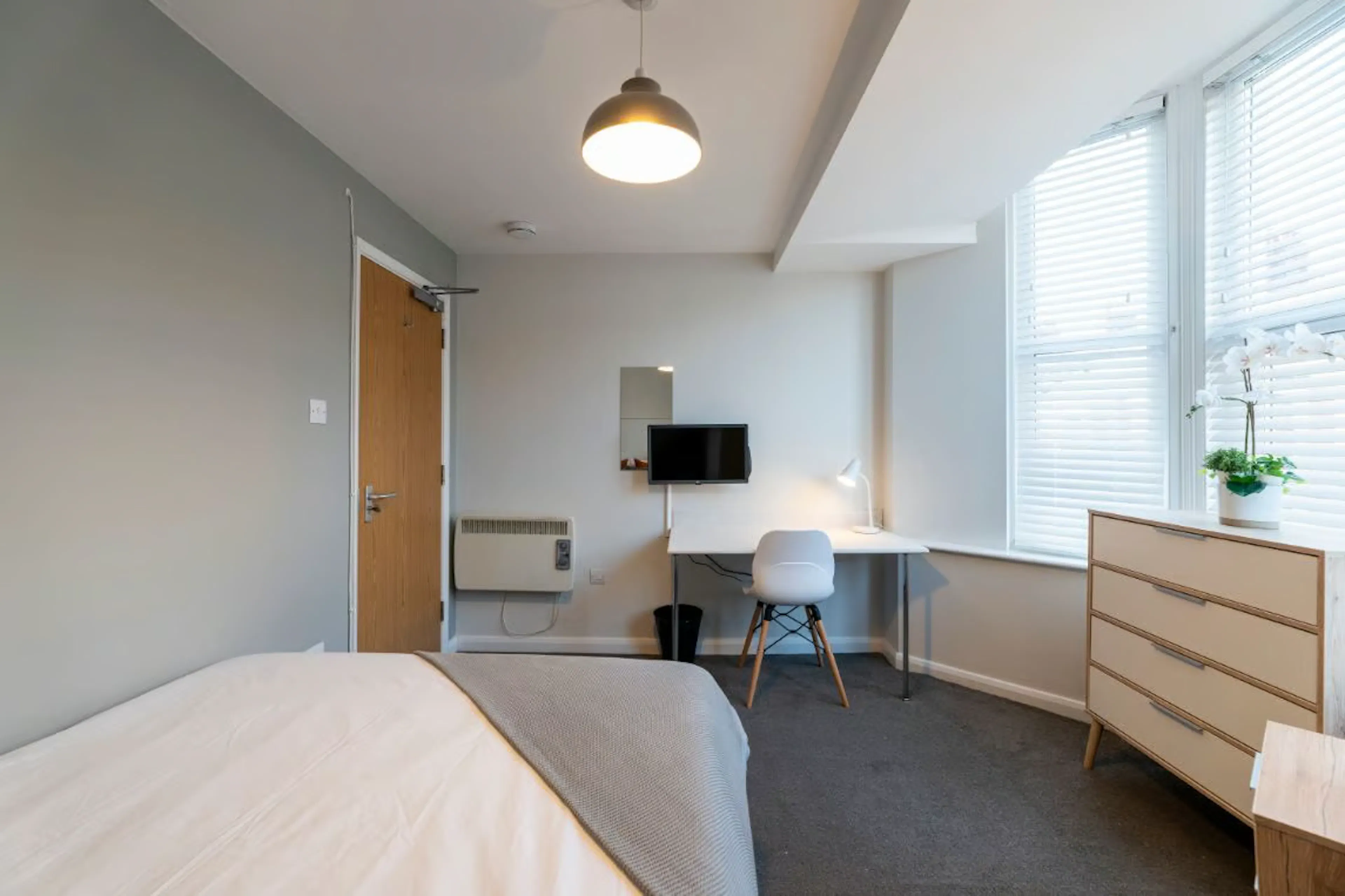 7 Bedroom Apartment ROOM 1