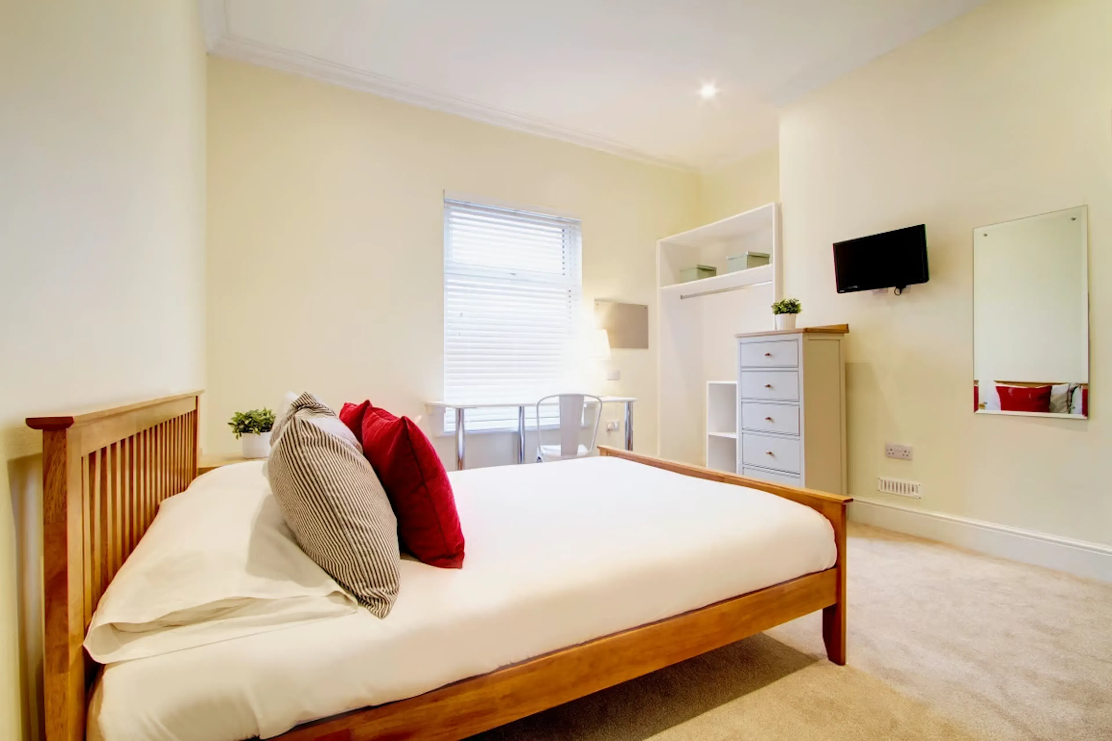 8 bedroom apartment ROOM 3