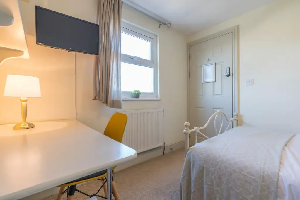 7 Bedroom Apartment ROOM 3