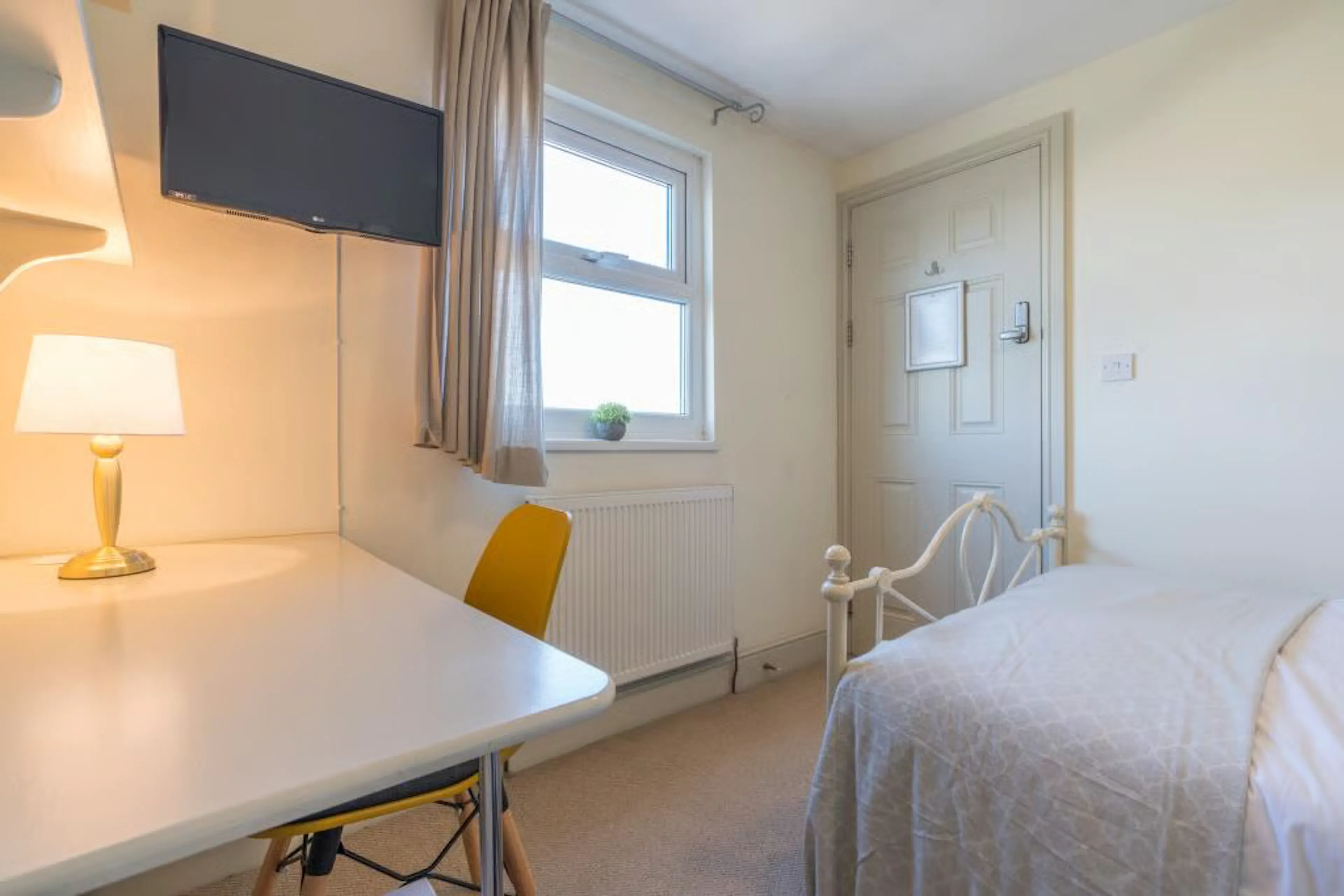 7 Bedroom Apartment ROOM 3