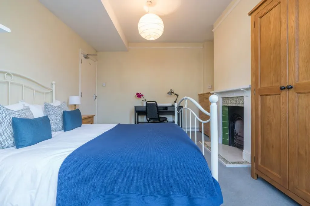 5 Bedroom Apartment ROOM 1