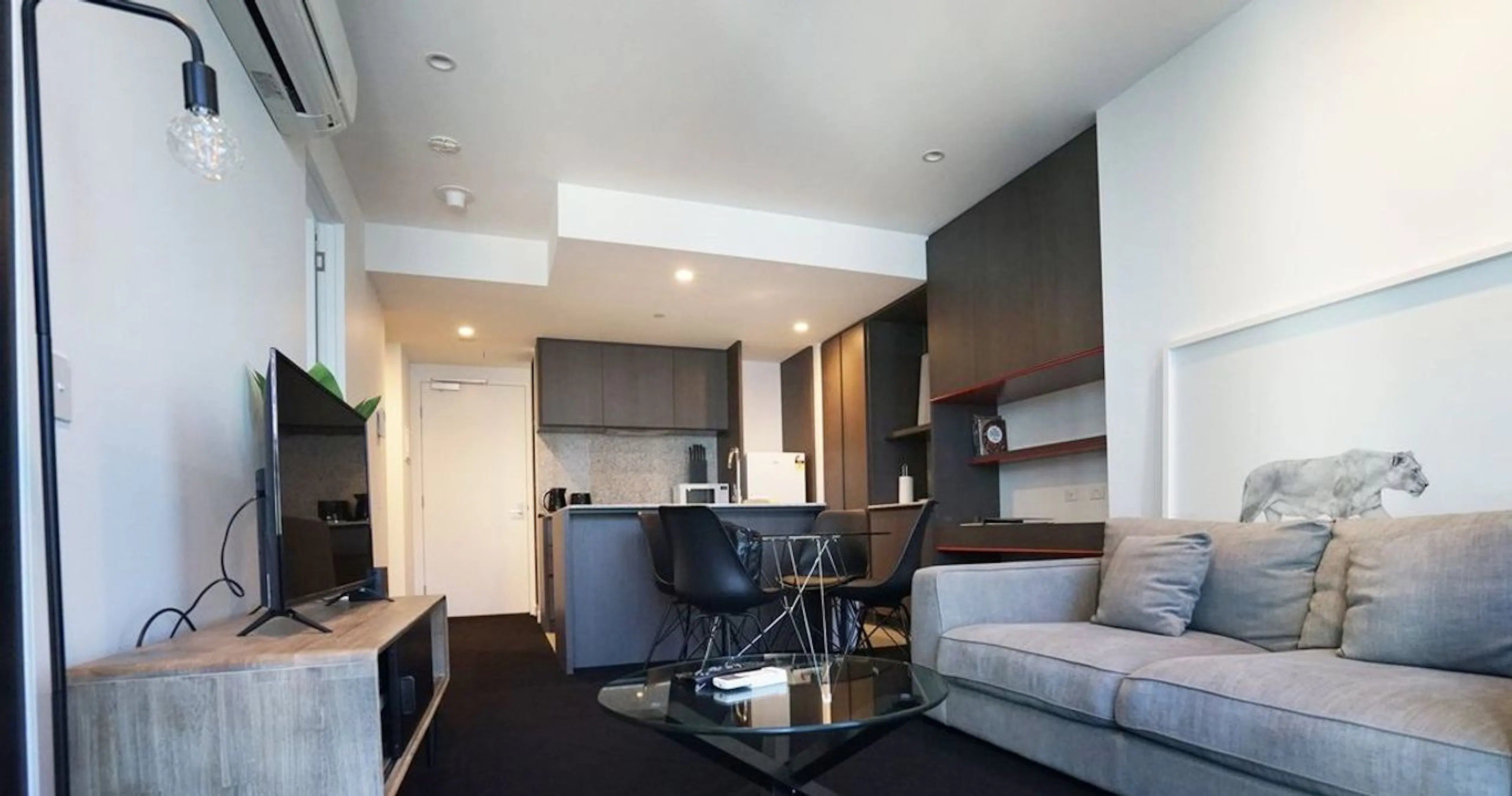 1 Bedroom, 1 Bathroom Apartment ROOM 3