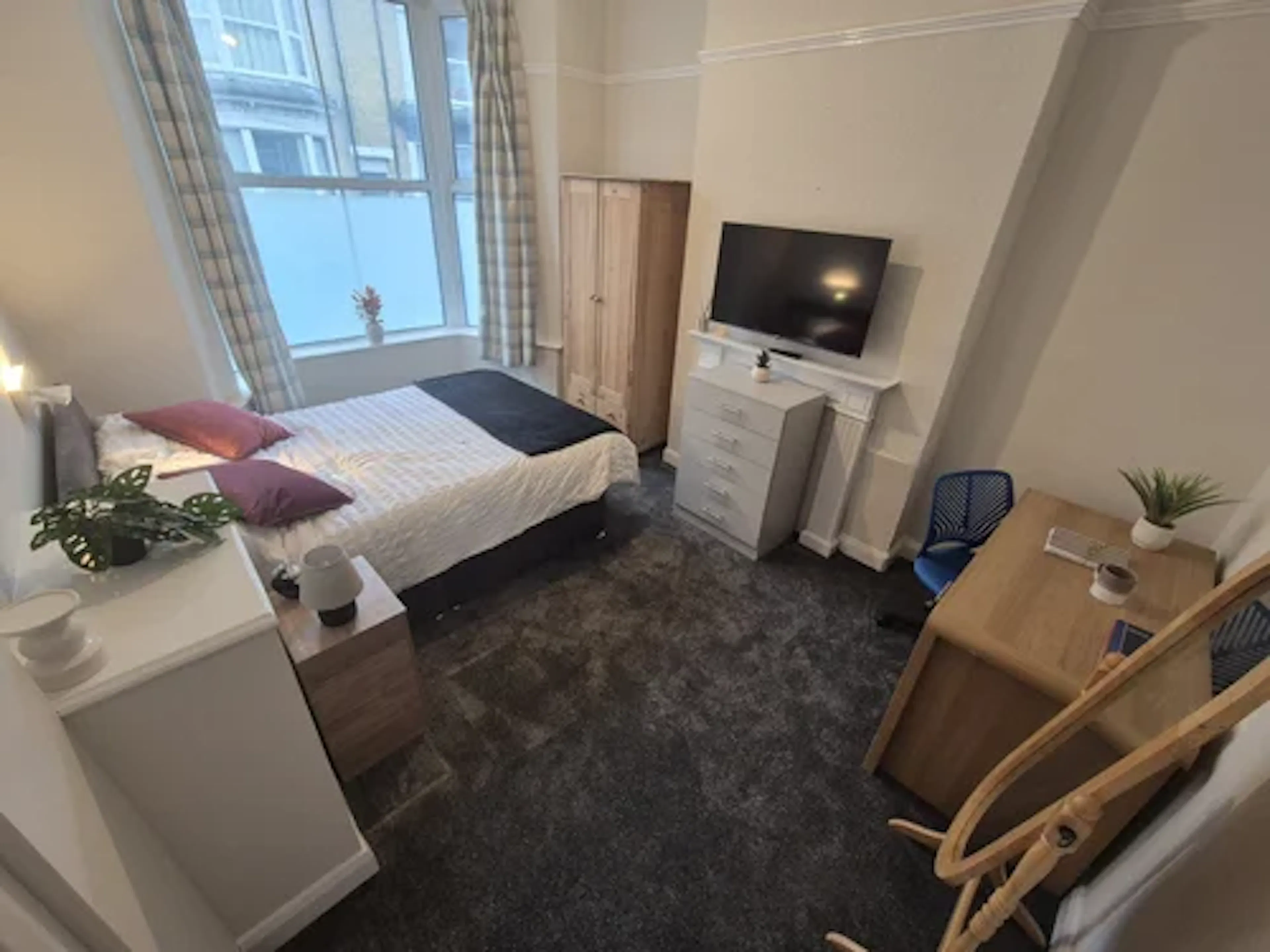 Room 4 ROOM 4