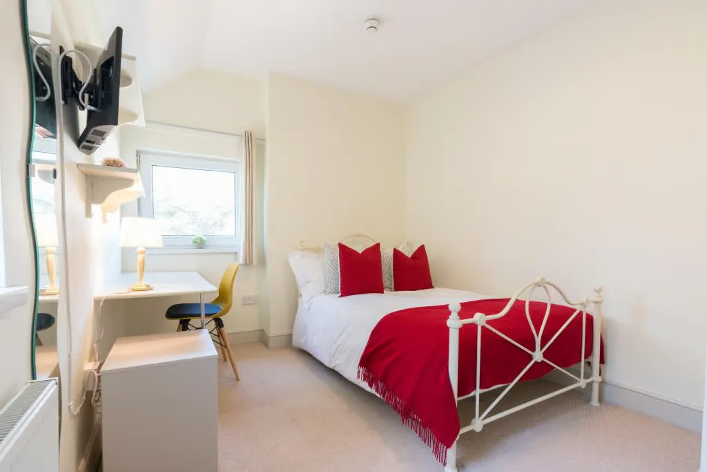 7 Bedroom Apartment ROOM 4