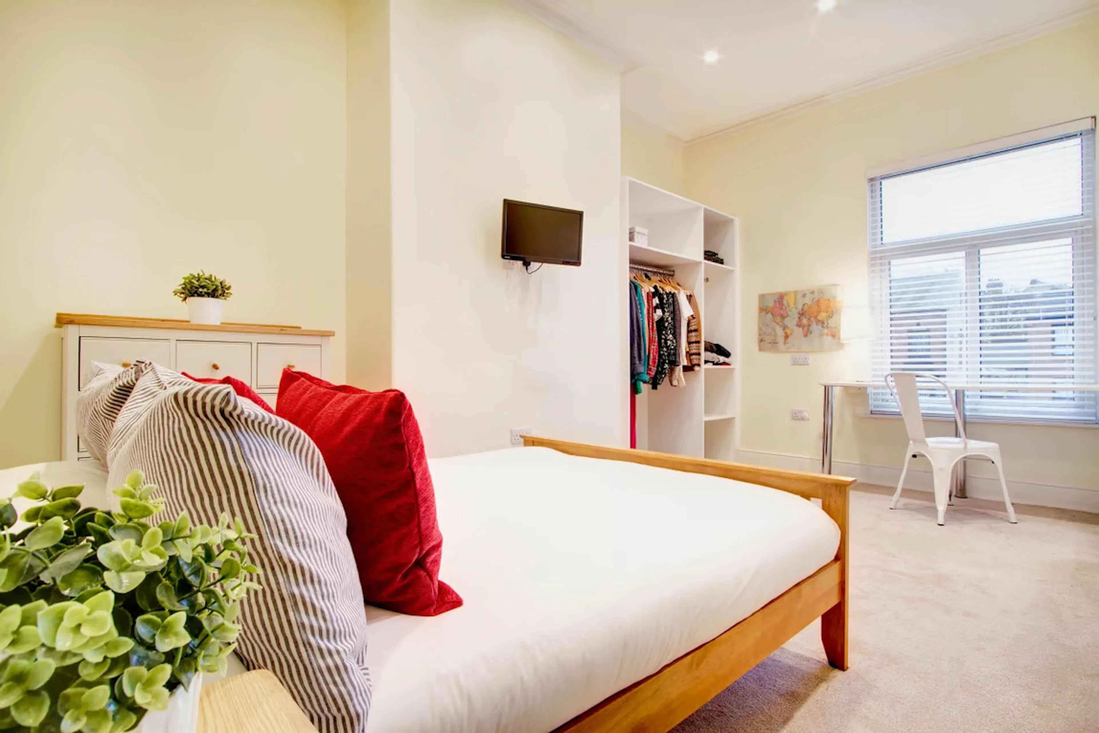 8 bedroom apartment ROOM 4