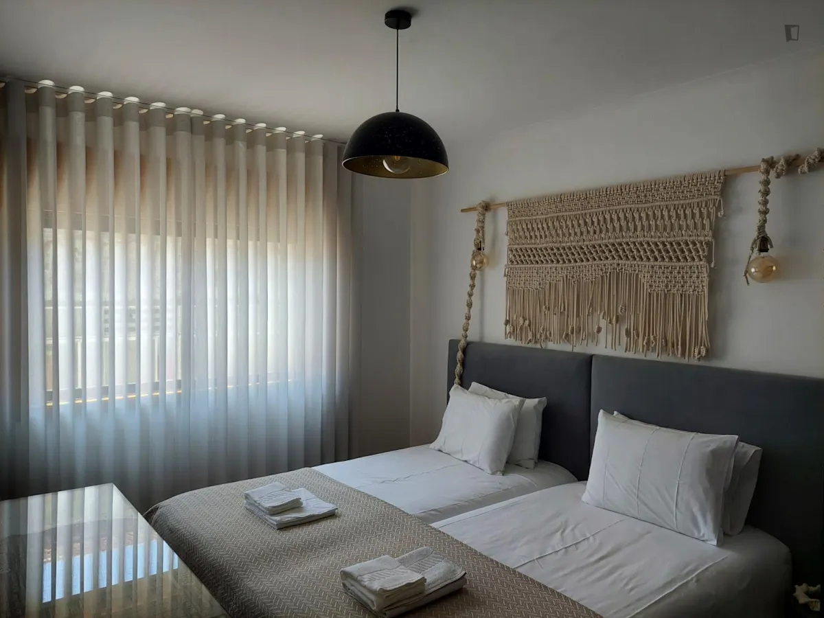 Comfy double bedroom near of the Jardim do Morro ROOM