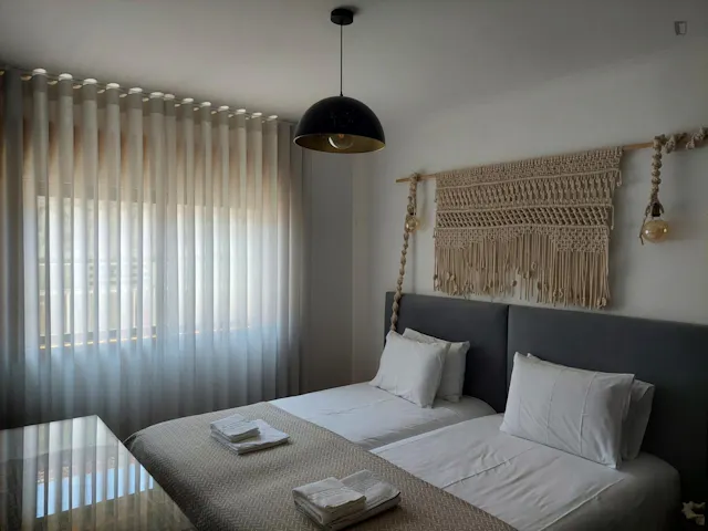 Comfy double bedroom near of the Jardim do Morro room image 1
