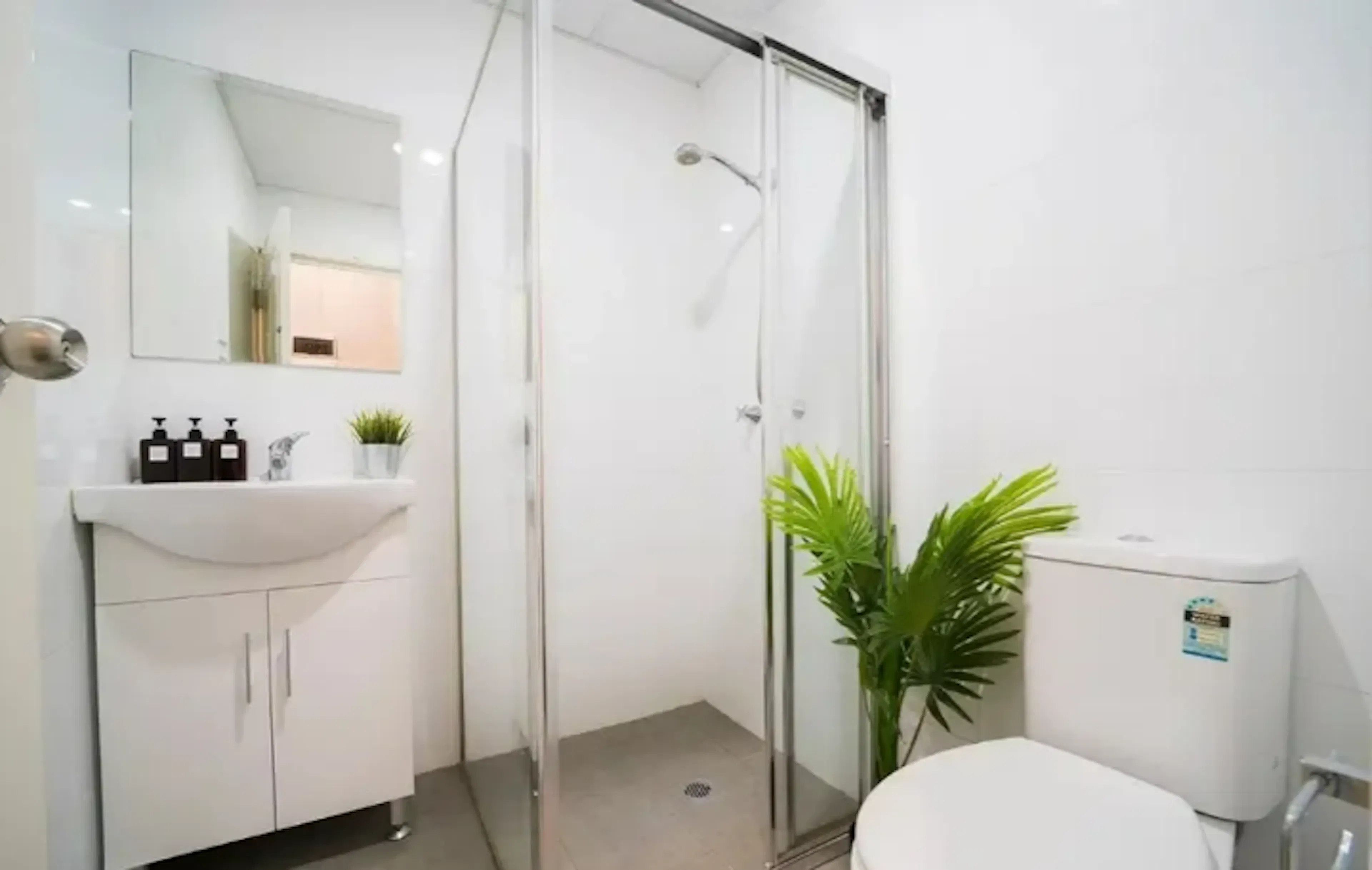 Room 10 Standard/Balcony BATHROOM 2