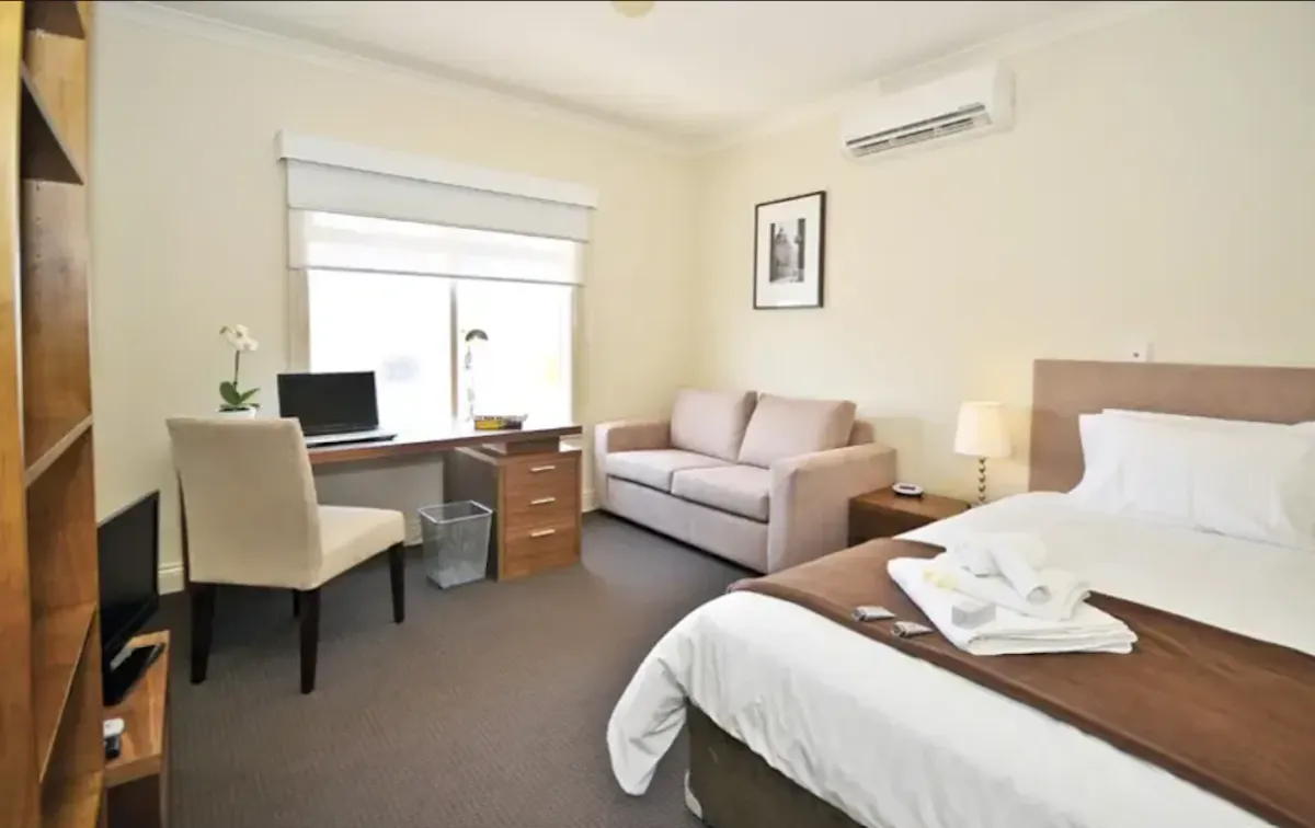 Room 11 ROOM