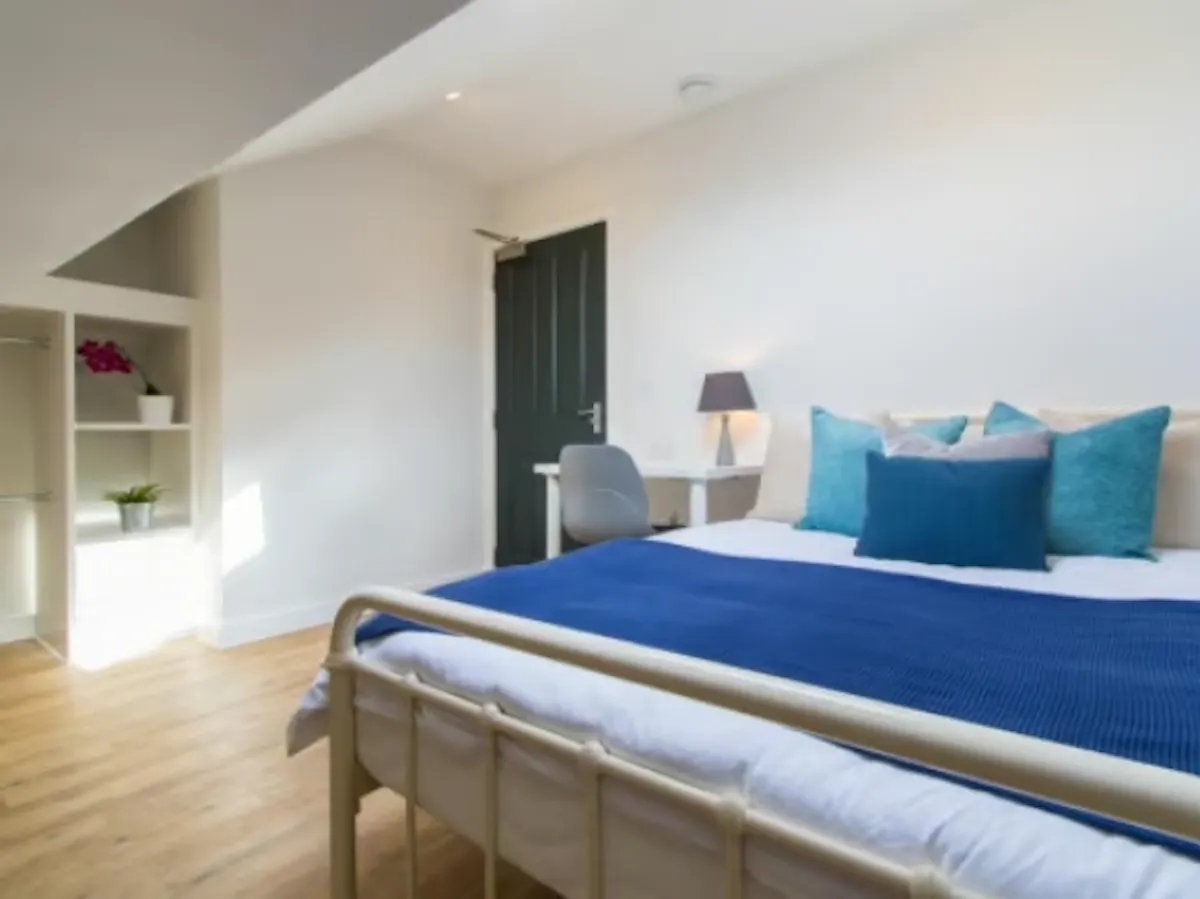 Six Bedroom Apartment ROOM
