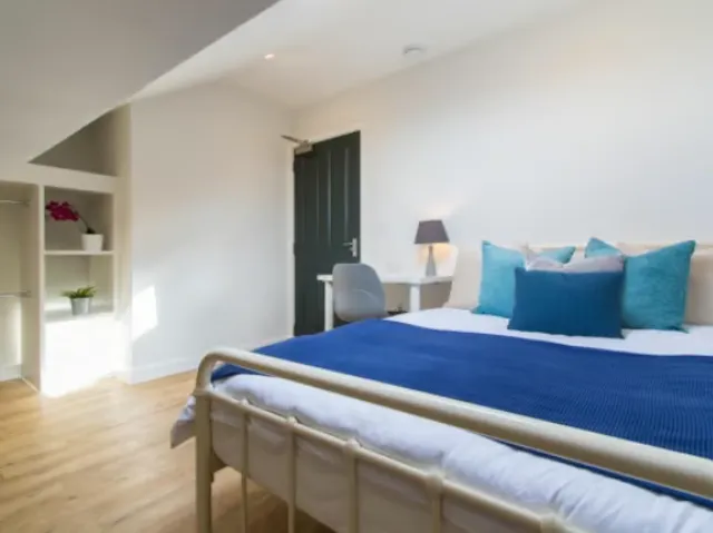 Six Bedroom Apartment room image 1
