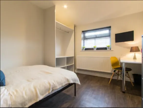 Six Bedroom Apartment room image 1