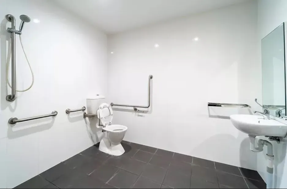 Deluxe Studio (with air conditioning) BATHROOM 2
