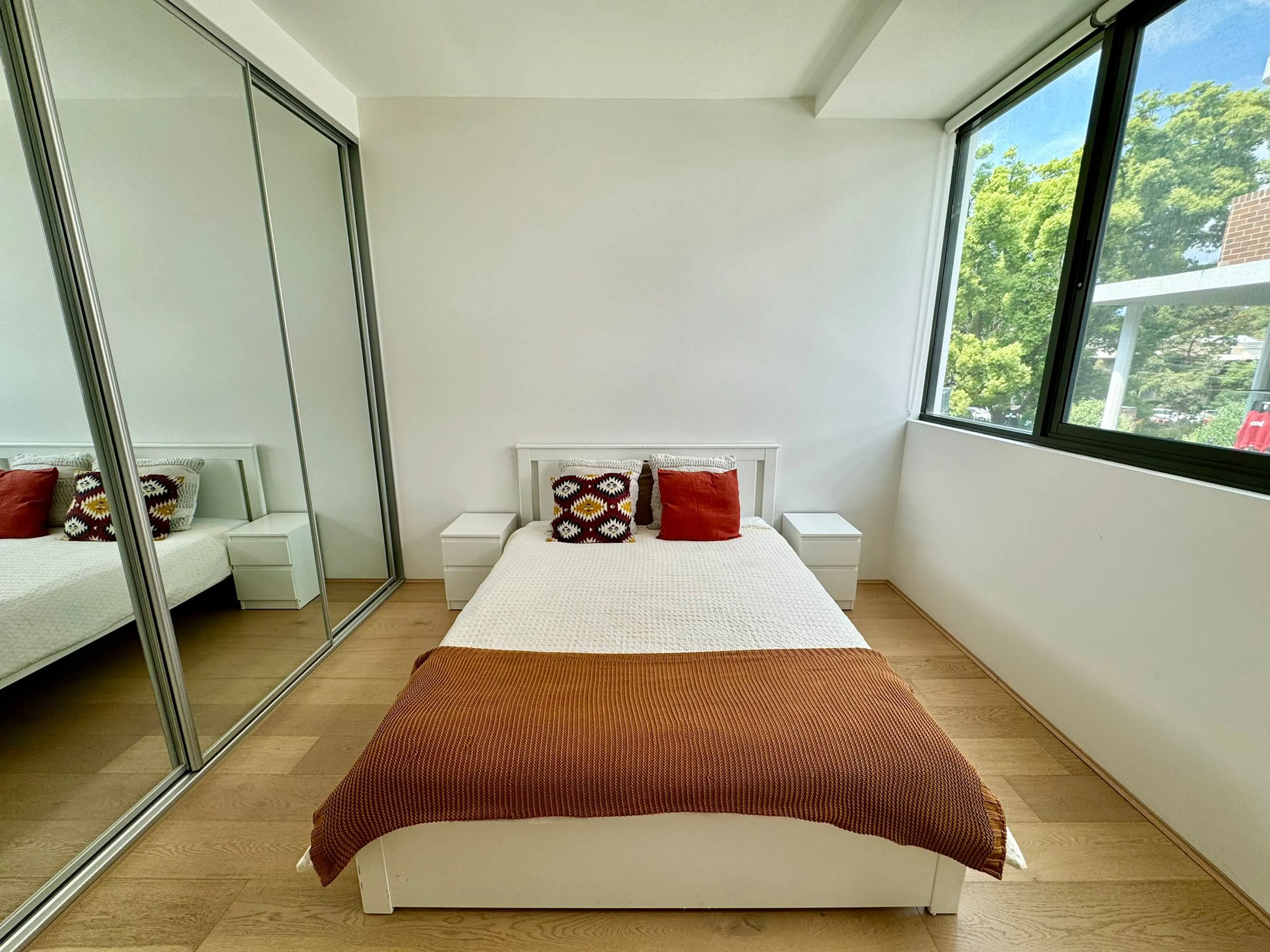 1 bed 1 bath ROOM 1