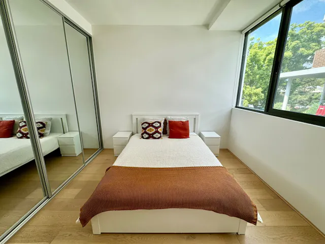 1 bed 1 bath room image 2