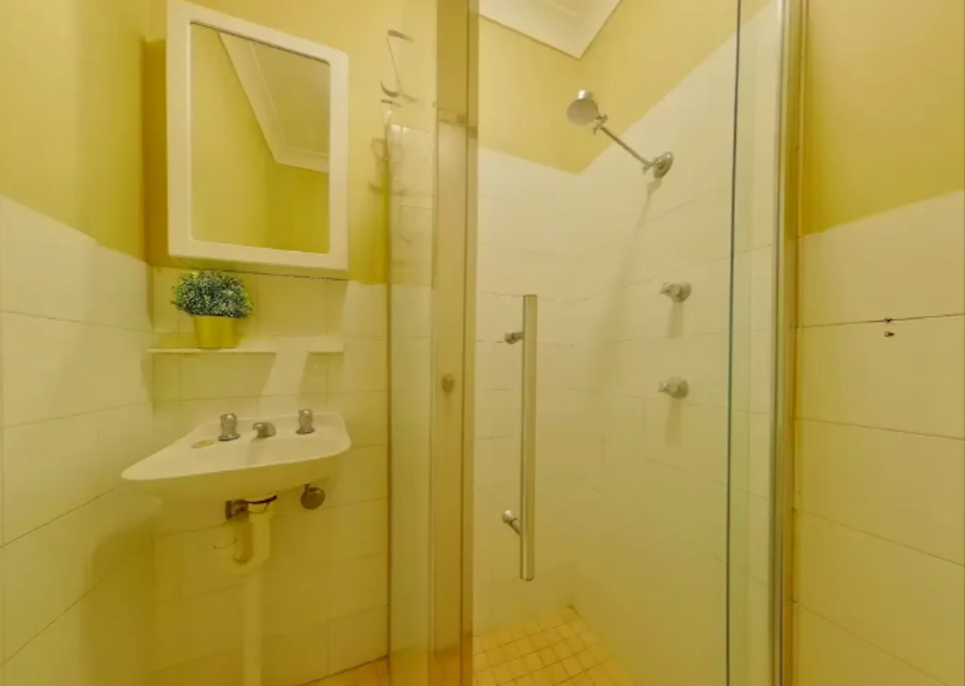 Room 21 BATHROOM 3