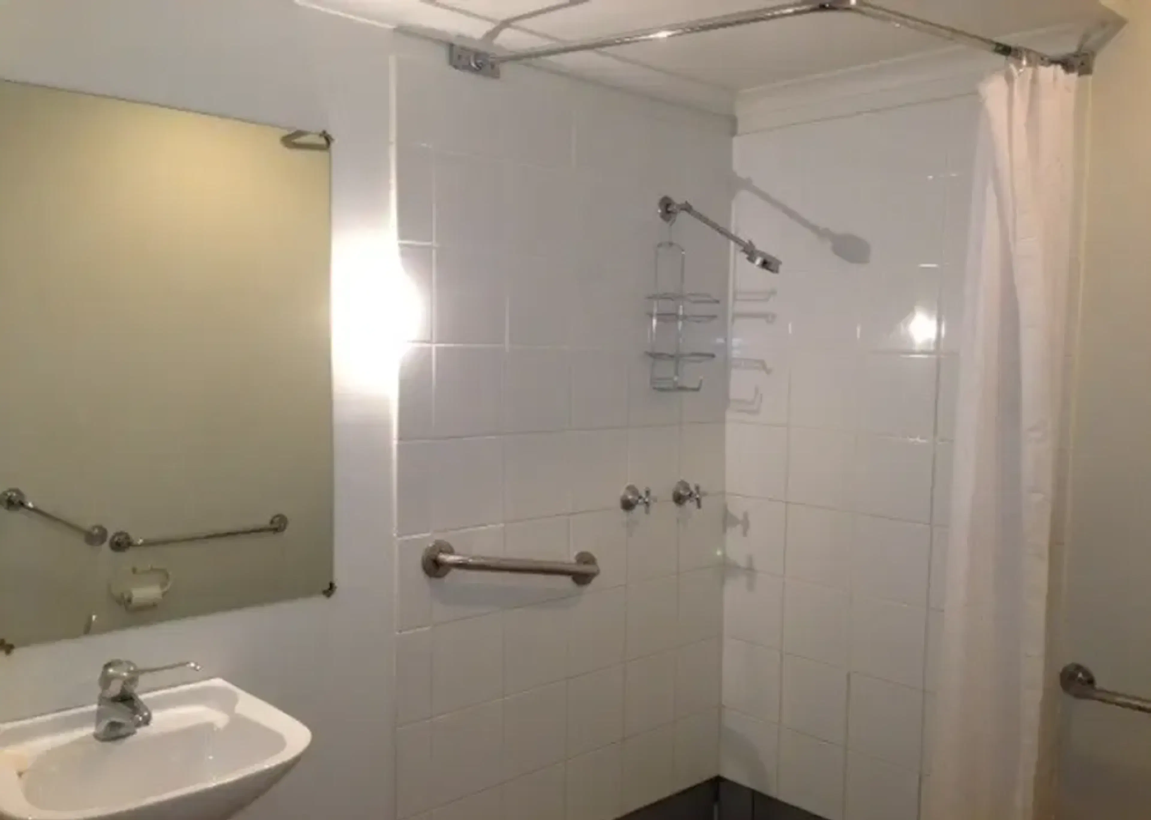 Room 27 BATHROOM 2