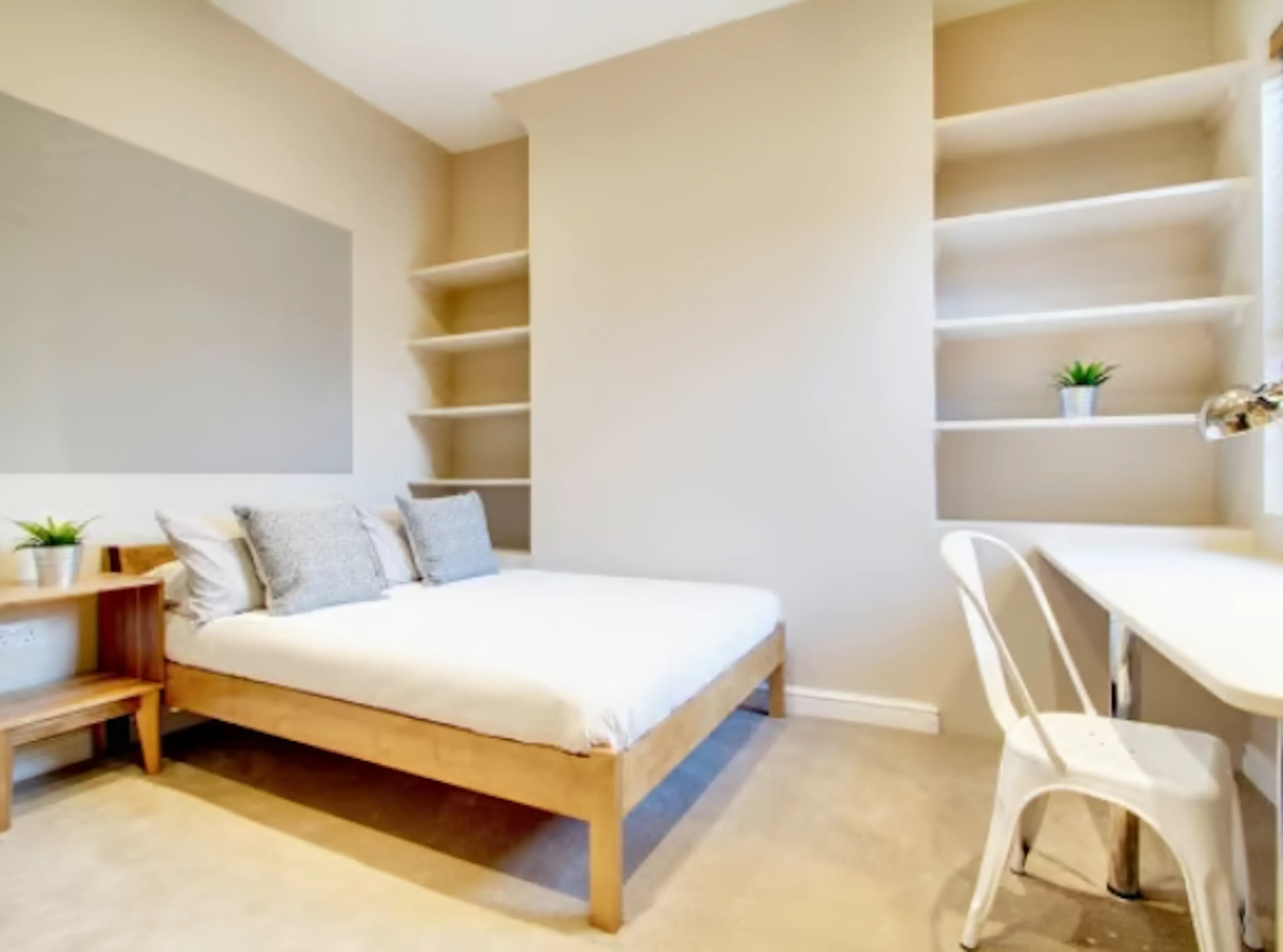 Six Bedroom Apartment ROOM 2