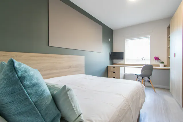 Flat 10- 4 Bed Apartment room image 2