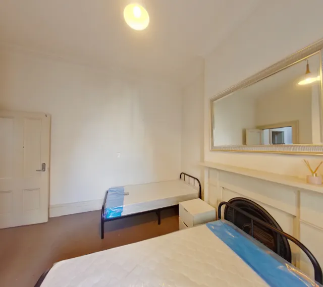 Room 5 bed 1 (Ensuite) room image 2
