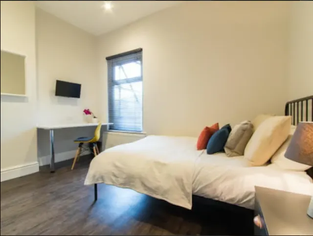 Six Bedroom Apartment room image 2