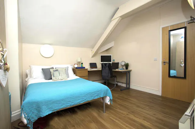 Gold 2 Bed Apartment room image 2