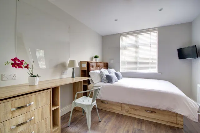 Five Bed Apartment room image 1