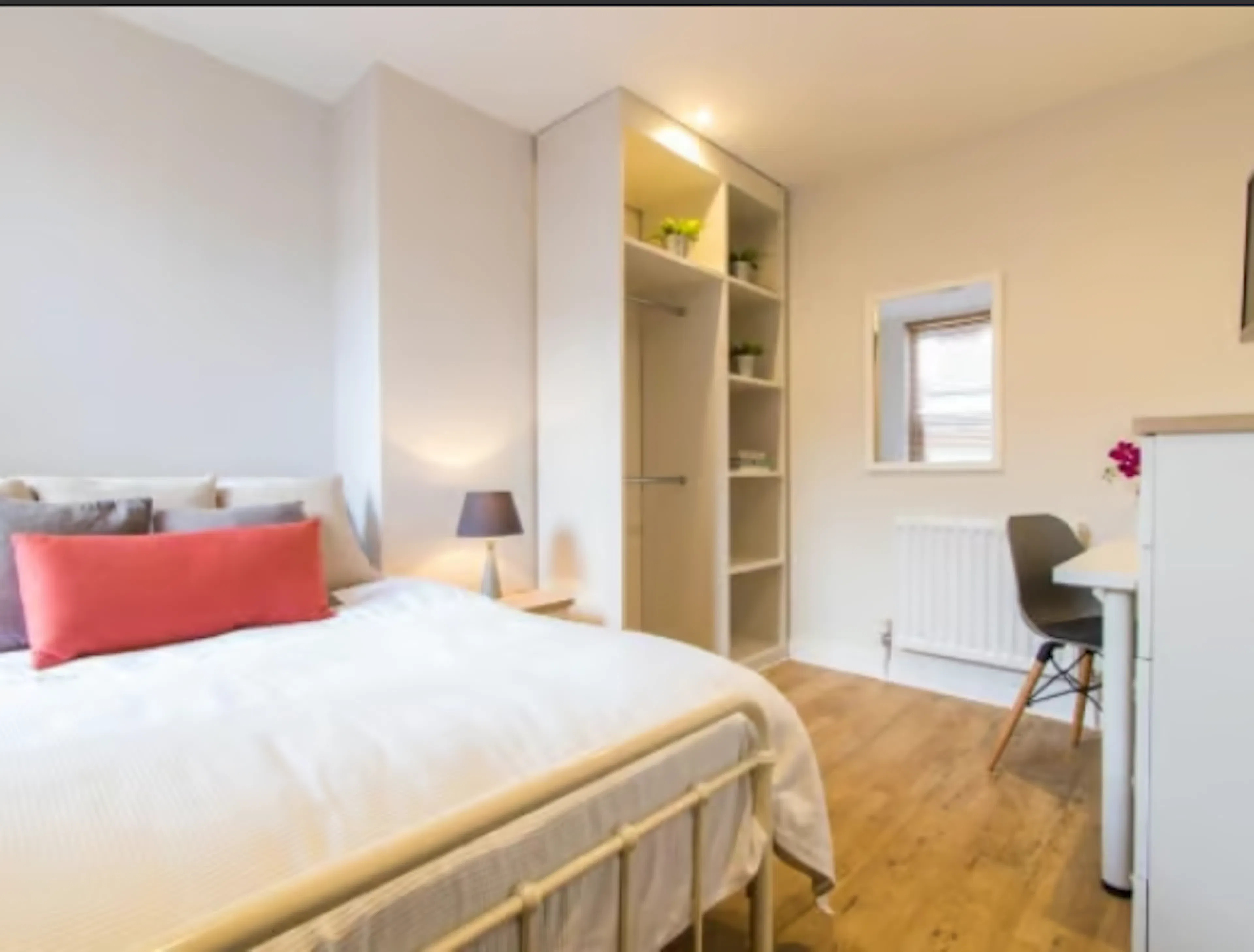 Six Bedroom Apartment ROOM 2
