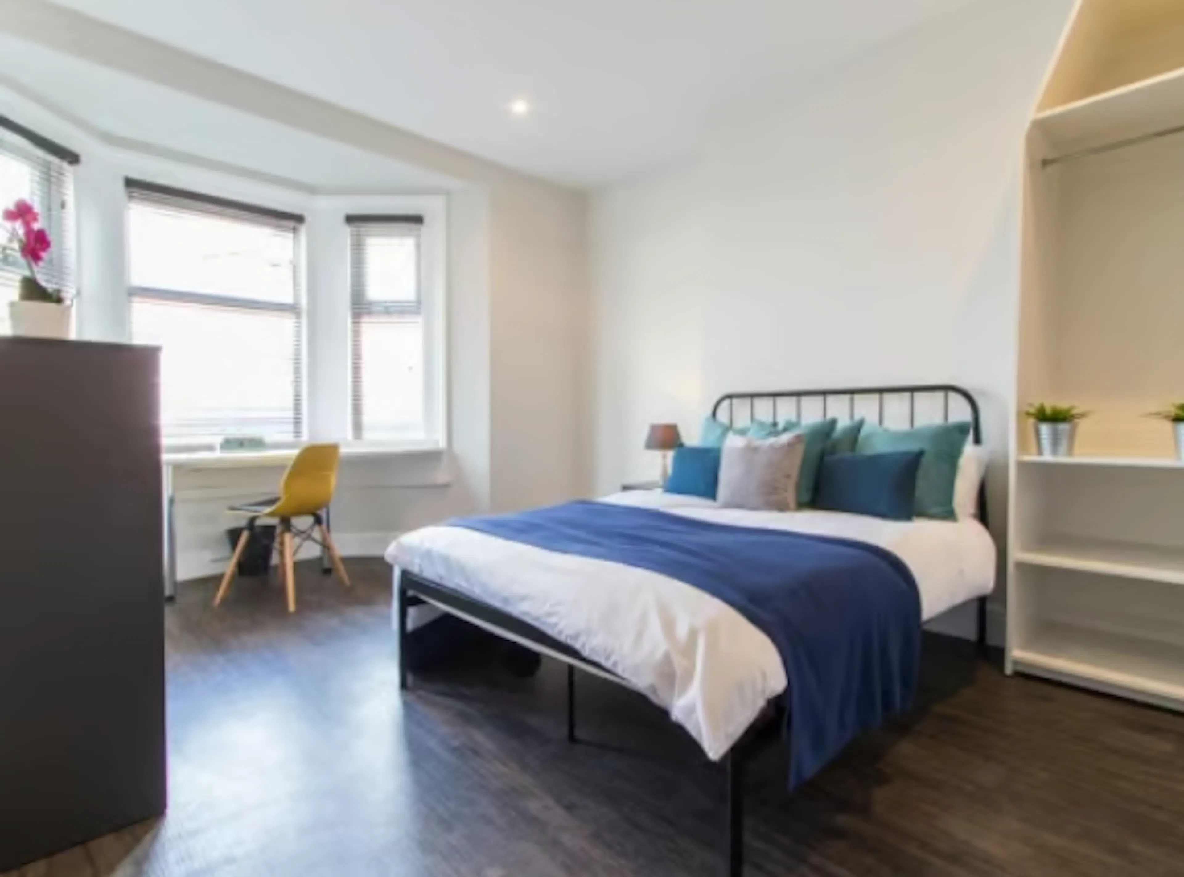 Six Bedroom Apartment ROOM 2