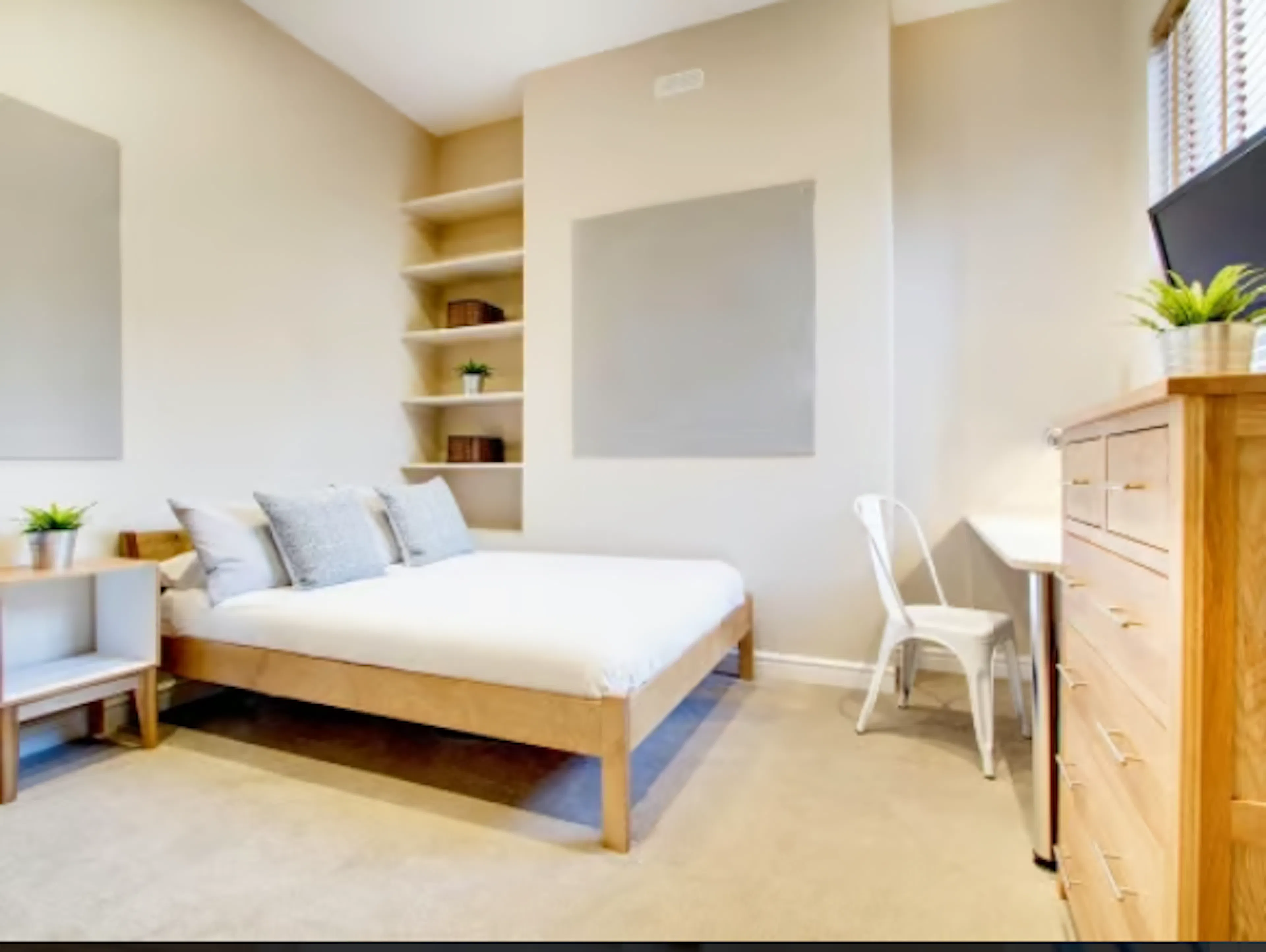 Six Bedroom Apartment ROOM 3