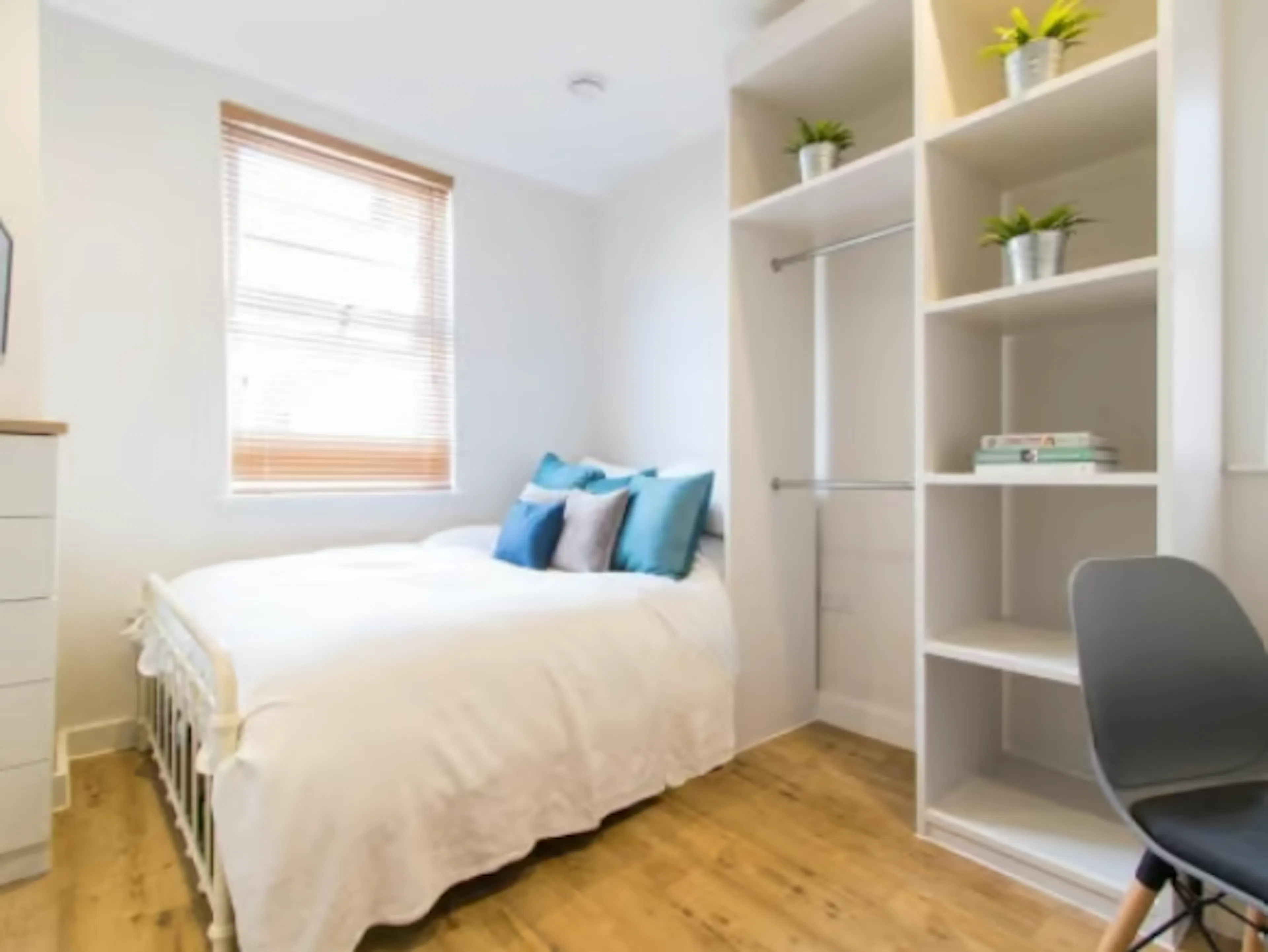 Six Bedroom Apartment ROOM 3
