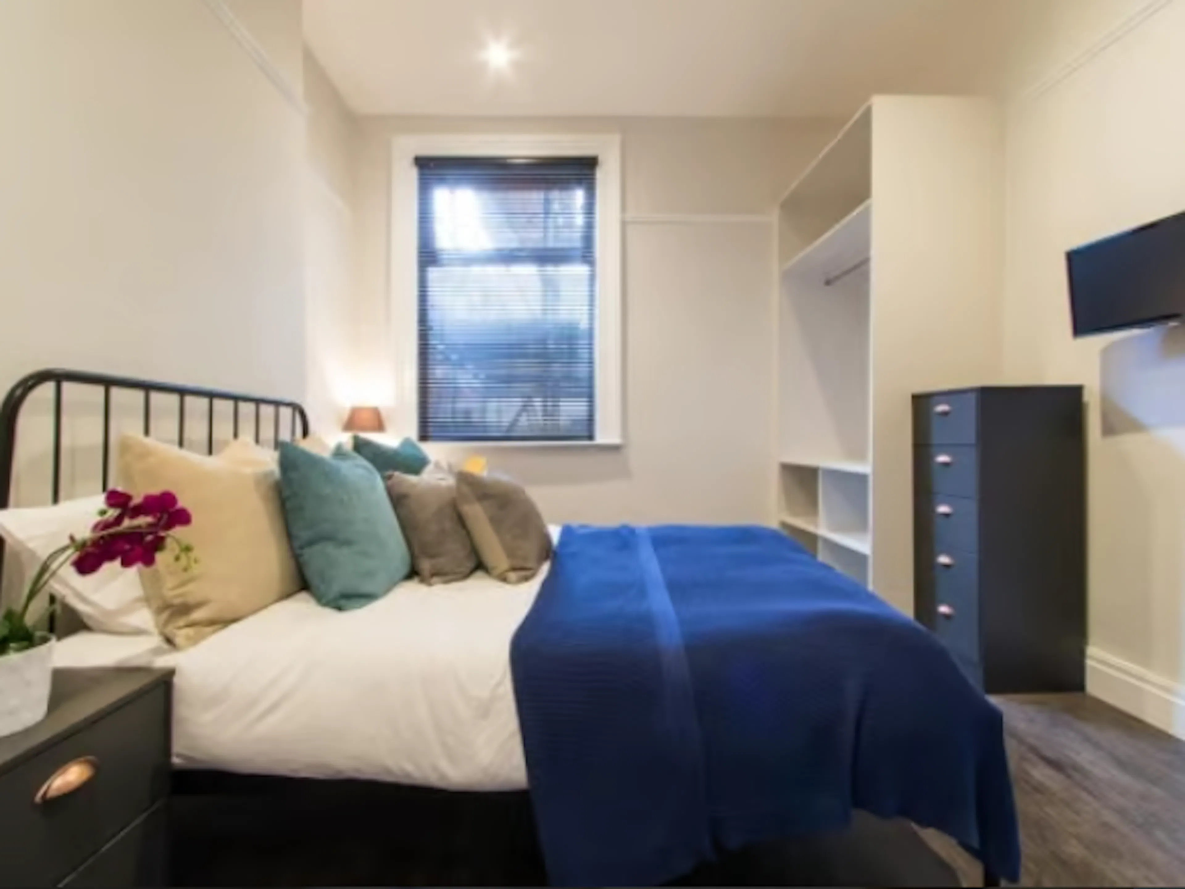 Six Bedroom Apartment ROOM 3