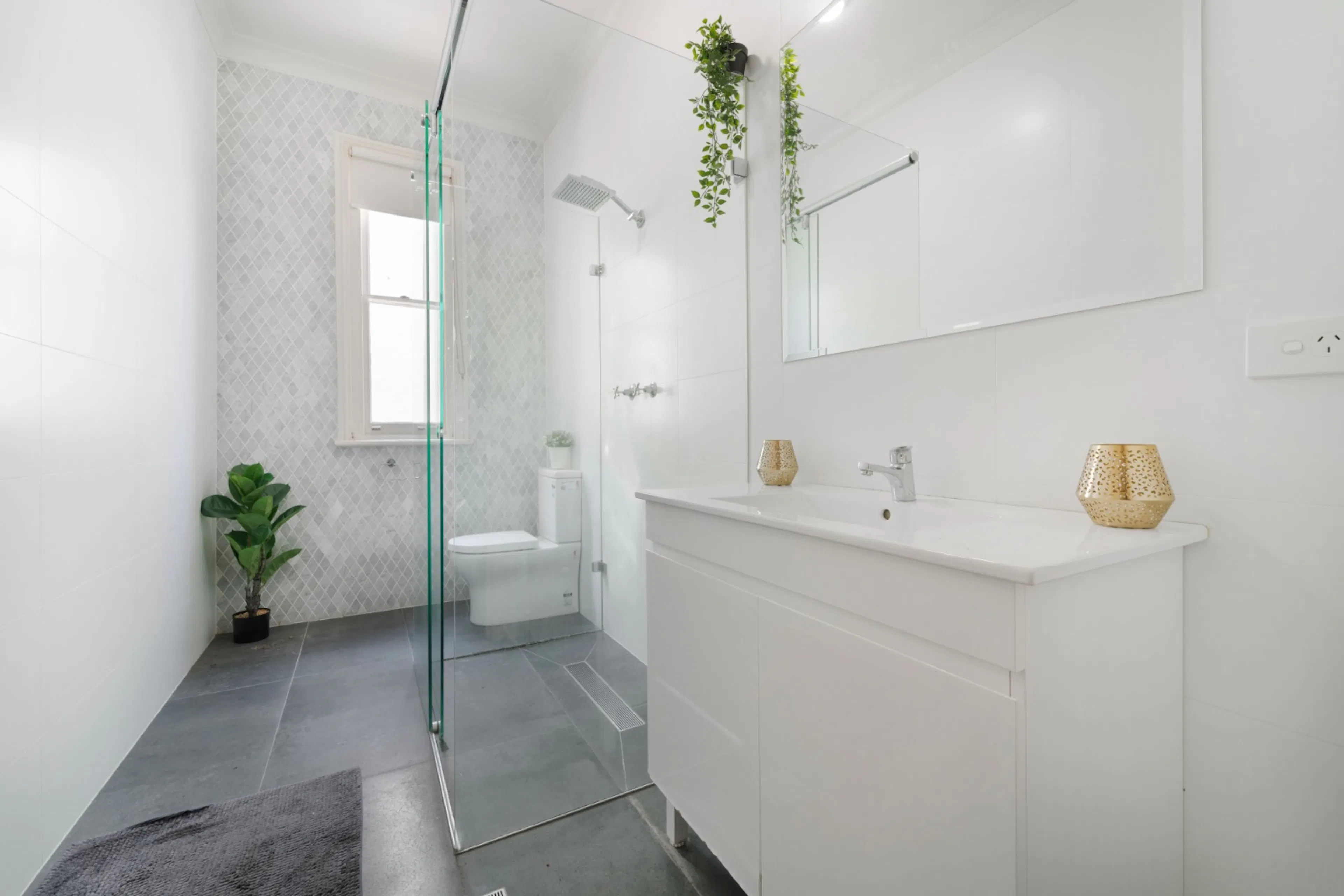 Room 4 standard BATHROOM 4