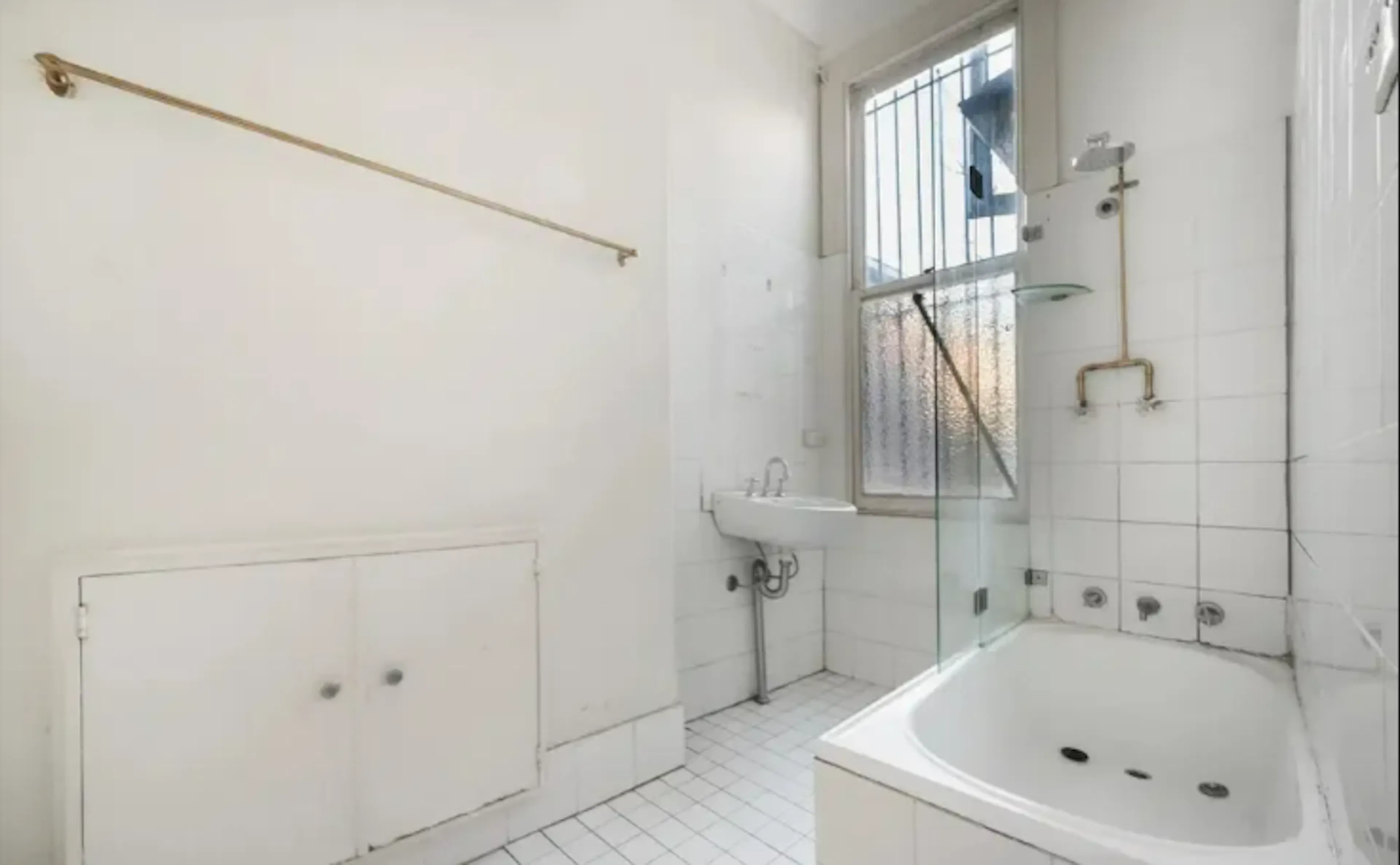 Room 4 Standard BATHROOM 3