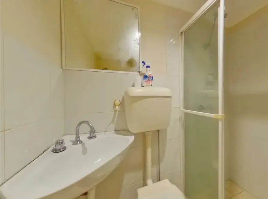 Room 4 (Studio) BATHROOM 2