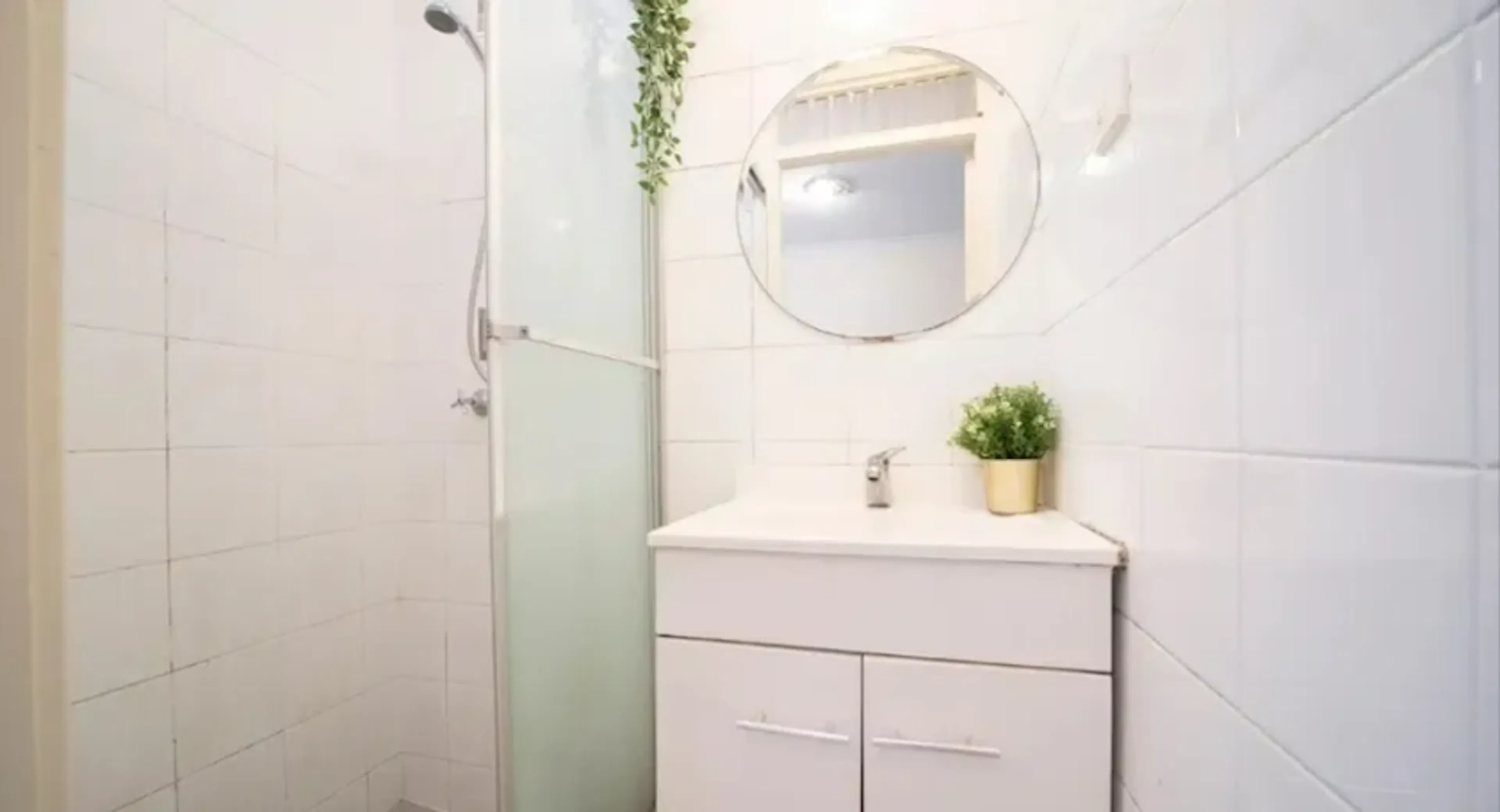 Room 4 standard BATHROOM 2