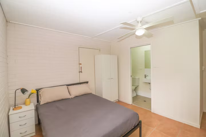 17a-munro-st-auchenflower-brisbane-Deluxe Room-1