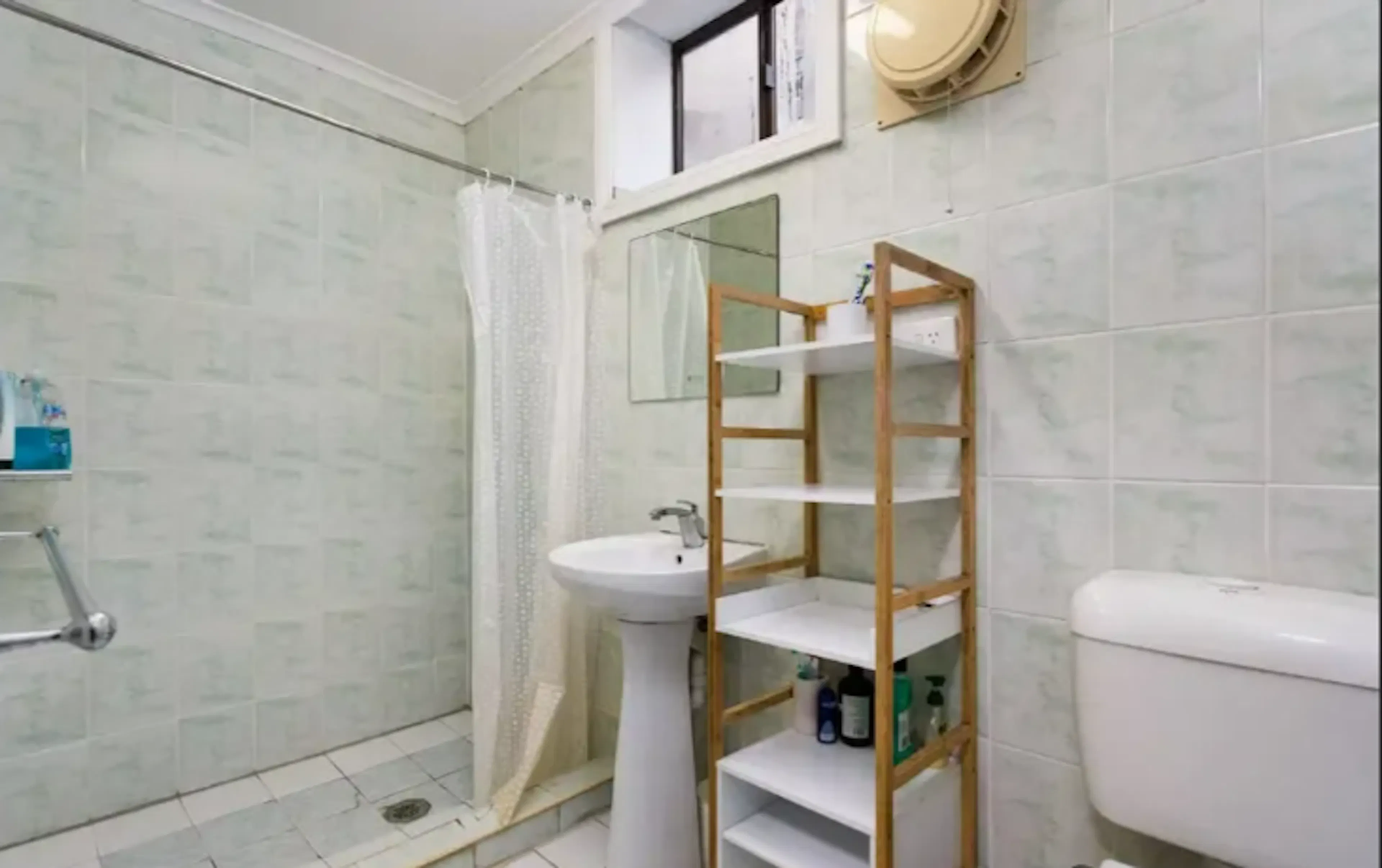 Room 5 Standard BATHROOM 4