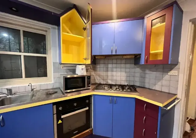 Room 6a Standard KITCHEN 3