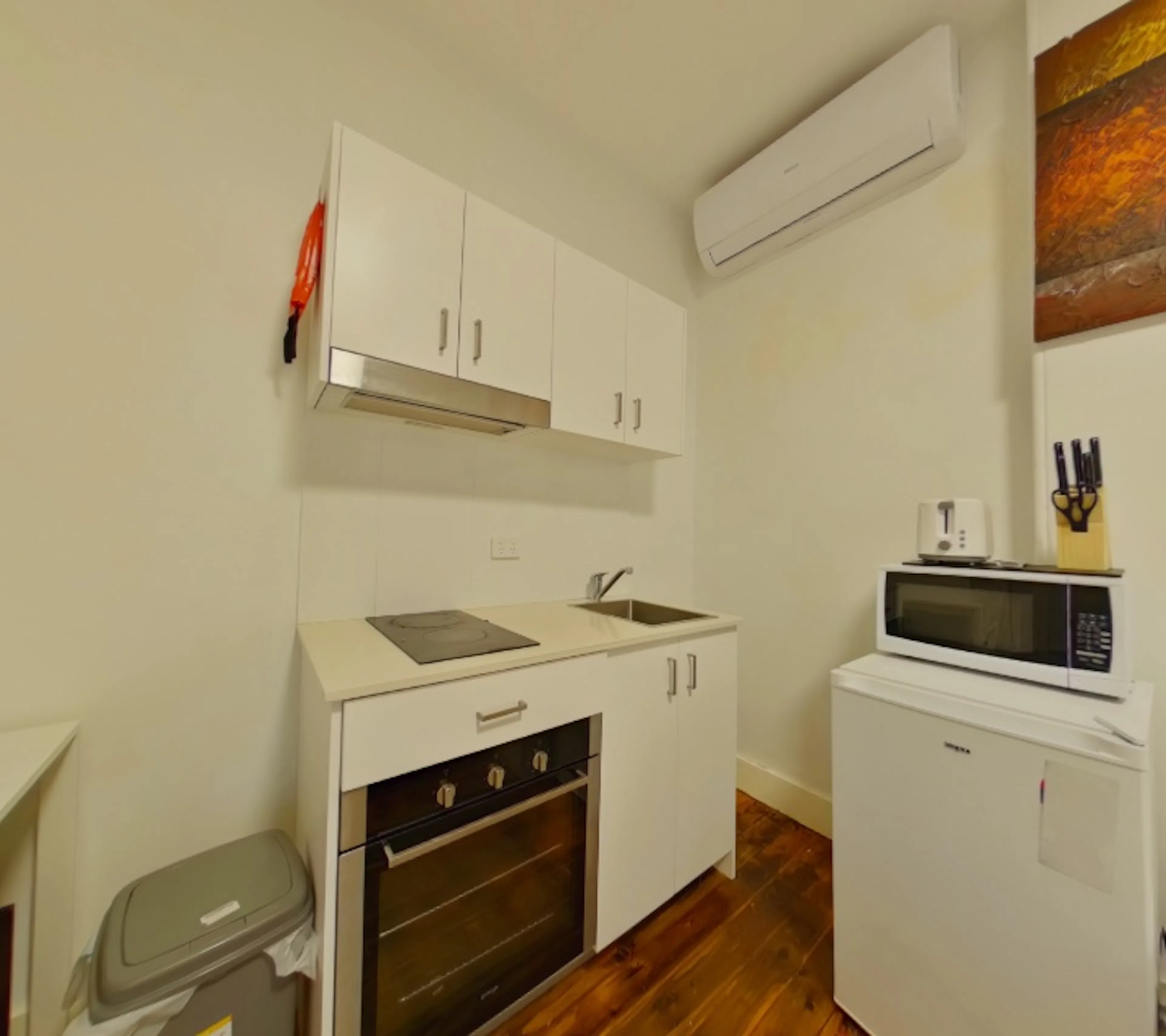 Room 8 (Standard) KITCHEN 4