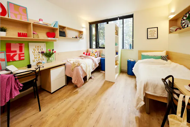 Twin Room In a 8 bedroom Apartment room image 1