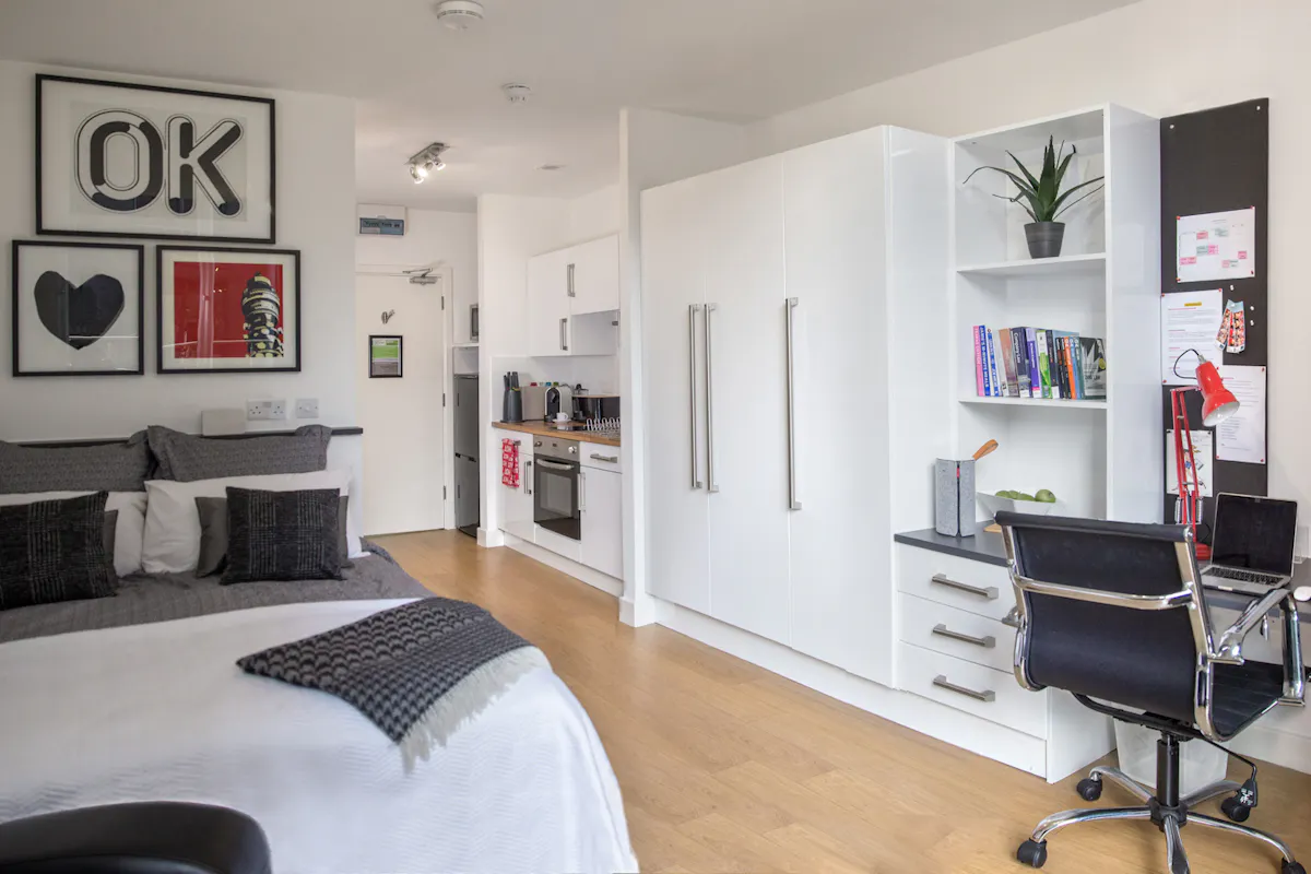 Silver Courtyard Studio 3-6 ROOM