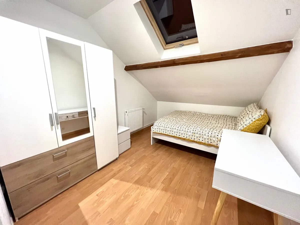 Very nice double bedroom near the Le Chénay train station ROOM
