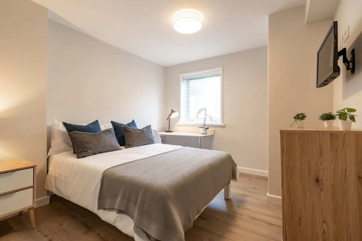 Six Bed Apartment ROOM