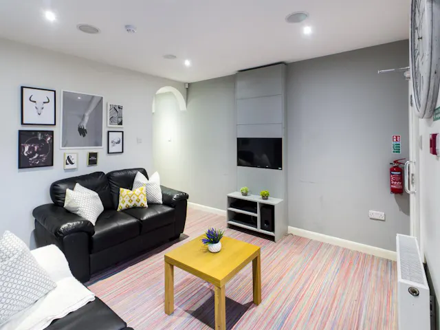 4 Bed Apartment room image 2